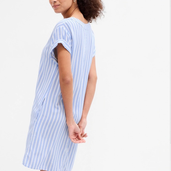 NWT GAP V-Neck Dress Color: Blue Stripe SIZE MEDIUM - Picture 2 of 3